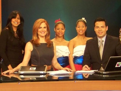  A la izq. la productora del evento Cristina García con los productores del programa ‘Despierta América’ de Univision. Atrás 2 bellas modelos en traje típico dominicano. 