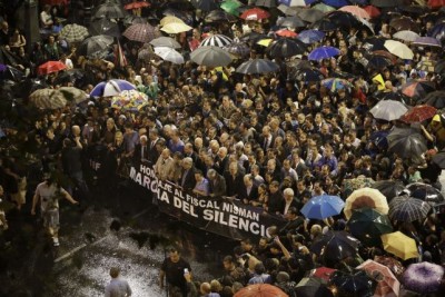 Miles de personas desafian el clima y la lluvia para recordar a Nisman en Argentina