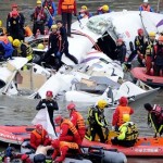 Rescatan a un bebé de entre los restos de avión siniestrado en Taiwán