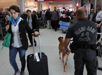 Mujer se estrella contra el Aeropuerto de Miami y asegura tener una bomba