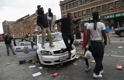 En Baltimore Disturbios dejan 15 policías heridos