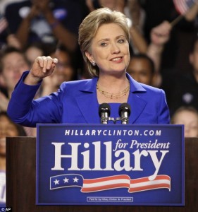 Hillary Clinton sigue a la cabeza de sondeos demócratas, pero rivales avanzan