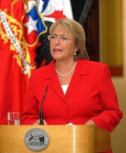 Michelle Bachelet pide renuncia a sus ministros y anuncia cambios en el gabinete