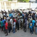 Haitianos continúan el éxodo hacia su país, desde RD, temen maltratos en deportaciones