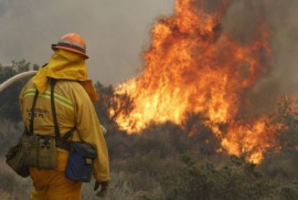 Miles de personas evacuadas por incendios en California
