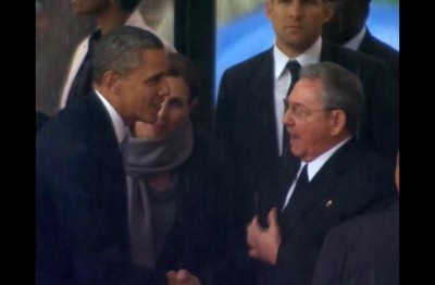 El presidente de EEUU Barack Obama conversa con el presidente dictador de Cuba Raúl Castro