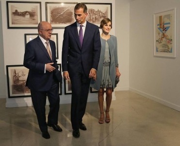  Reyes de España Felipe y doña Leticia acompañados del presidente del Miami Dade College, durante su visita en Miami