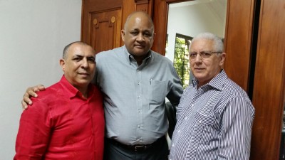 Dr. Roberto Fulcar, junto a Isidro Castillo presidente del PRM en Venezuela, y Ramon Ceballo