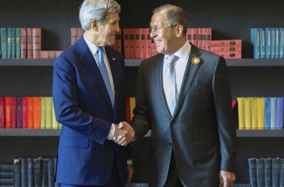 secretario de Estado de EE. UU., John Kerry saludando a su homólogo ruso, Serguéi Lavrov .