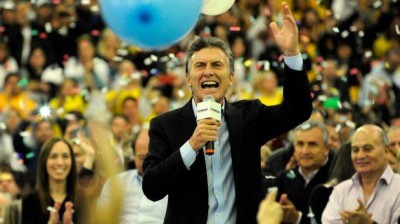 Opositor Mauricio Macri sorprende en Argentina, pero habrá segunda vuelta