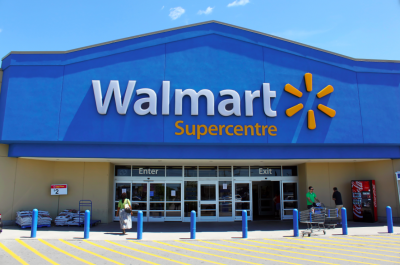 Acciones de Walmart cayeron a su nivel más bajo en casi tres décadas