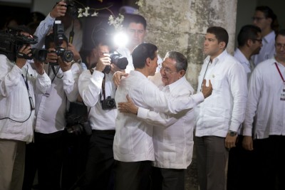  Raúl Castro y Enrique Peña Nieto se funden en un abrazo 