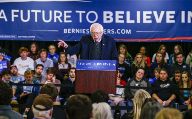 Bernie Sanders durante un evento de campaña en Iowa.
