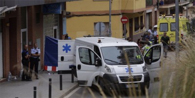 La ambulancia mientras sacaban a la joven madre asesinada 