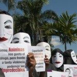 Mujeres “Anónimas” protestan frente al Palacio Nacional