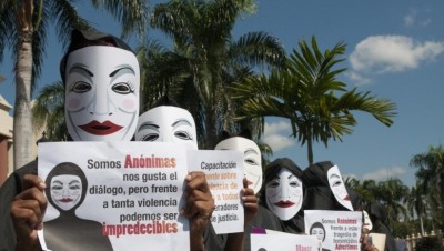 Mujeres “Anónimas” protestan frente al Palacio Nacional