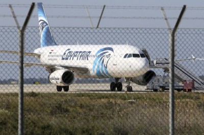 Hombre secuestra avión de pasajeros egipcio y lo obliga a desviar la ruta a Chipre
