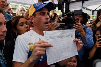 Capriles muestra al publico el documento de recibido, por las firmas entregadas