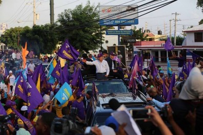 Danilo Medina en campaña, que le cuesta al País unos 13 millones diario, sólo en publicidad
