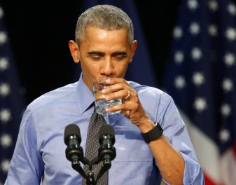  Obama toma del agua de Flint y dice que es seguro tomarla