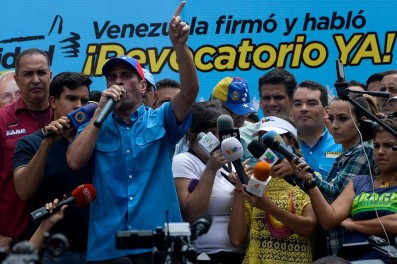 Opositores venezolanos se tiran a las calles a presionar por referendo
