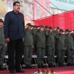 Maduro se atrinchera entre militares para mantener el control de Venezuela