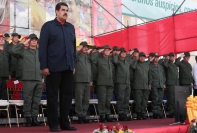 Maduro se atrinchera entre militares para mantener el control de Venezuela