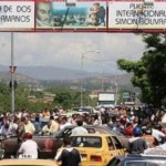 Venezolanos cruzan frontera a comprar alimentos y medicinas