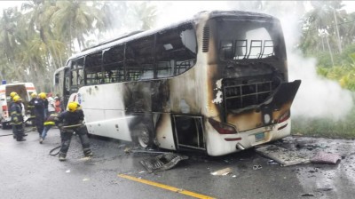 NAGUA: Por lo menos cinco muertos al incendiarse un autobús turístico por un cable electrico