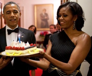 El 54 % de los norteamericanos aprueban a Obama el dia que celebra su 55 cumpleaños