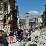 La desesperada misión de buscar vida debajo de los escombros en Italia