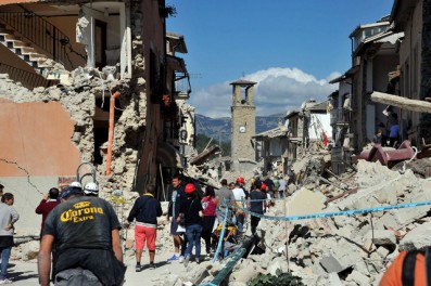 La desesperada misión de buscar vida debajo de los escombros en Italia