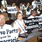 Legisladores del Partido Revolucionario Moderno protestan en la Cámara de Diputados
