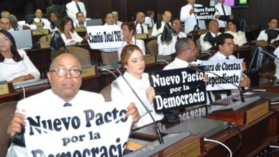 Legisladores del Partido Revolucionario Moderno protestan en la Cámara de Diputados