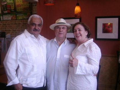 Dr. Angel Aguasvivas y su esposa Nancy Gonzalez posan juntos al ex presiente Hipolito Mejia