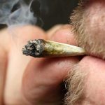 Adultos fuman más marihuana que jóvenes em Estados Unidos
