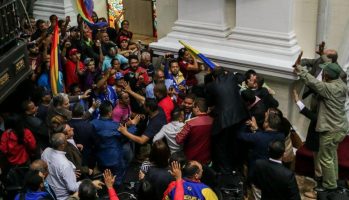 Chavistas irrumpen violentamente en Salon de Asamblea Nacional