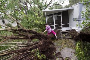 Matthew se degrada a categoría 2, pero sigue amenazando con fuertes vientos e inundaciones a Florida y Georgia