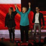 En Florida Jennifer López y Marc Anthony cantan en apoyo a Clinton bajo lluvia