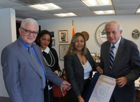 El alcande de Miami Tomas Regalado hace entrega de la proclama al director de Tribuna Dominicana doctor Ramon Ceballo, Ruth de los Santos y la doctora Soraya Invernizzi