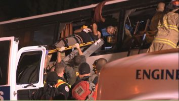 Mueren 13 personas y 31 resultan heridas tras el choque de un autobús con un camión