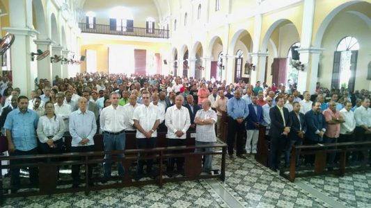 Los principales lideres de laoposición dominicana en una iglesia en Santiago 
