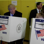 Donald Trump es abucheado al acudir a votar en una escuela de Nueva York