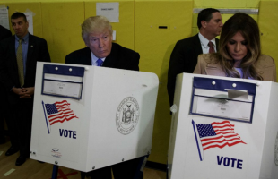 Donald Trump es abucheado al acudir a votar en una escuela de Nueva York