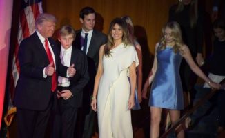  Trump y su familia en el discurso del triunfo