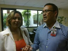 El periodista Aristides Reyes junto a Ruth de los Santos, en el Palacio del Congreso Nacional