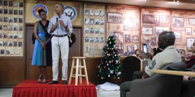 El presidente Barack Obama se dirige a las tropas en una cena navideña en Hawaii 