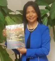 Periodista dominicana  Ana María Toribio promociona su primer libro 
