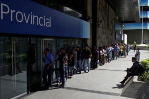 venezolanos desbordan bancos tratando de cambiar los billetes de 100