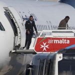 Liberan 109 pasajeros del avión libio desviado a Malta, pero dos posibles secuestradores siguen aún en la nave
